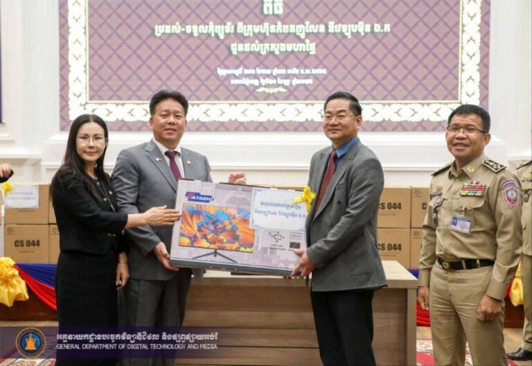 ឯកឧត្ដមបណ្ឌិត ទួច វិសាលសុខ អញ្ជើញជាអធិបតីក្នុងពិធីប្រគល់ ទទួលកុំព្យូទ័រ ចំនួន ៥០គ្រឿង ពីក្រុមហ៊ុនកំពតញូលែន
